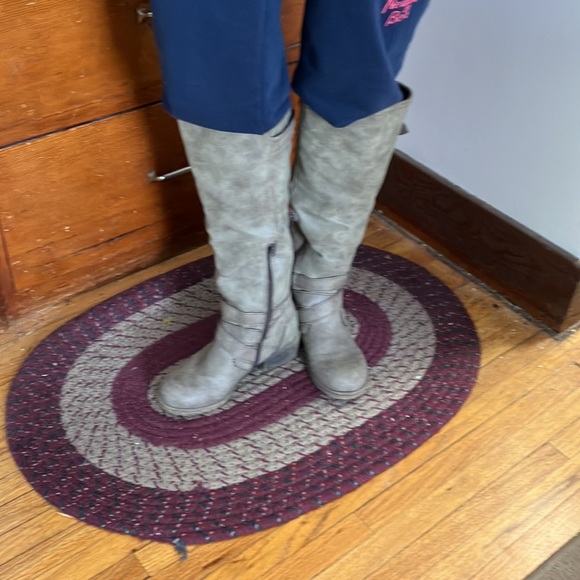 Tall boots with an inch & a half heel. - Picture 4 of 6